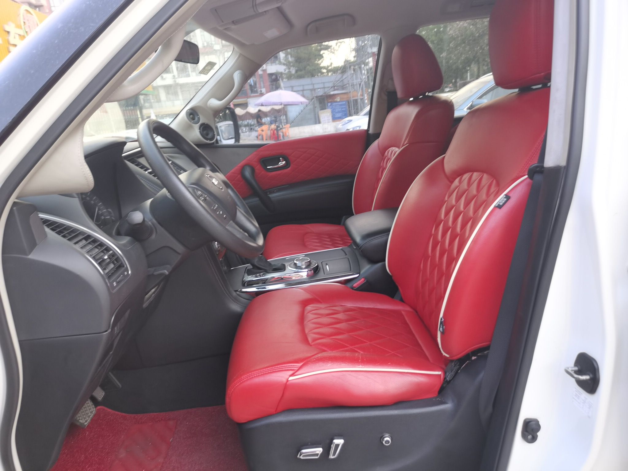 المقاعد الأمامية داخل السيارة