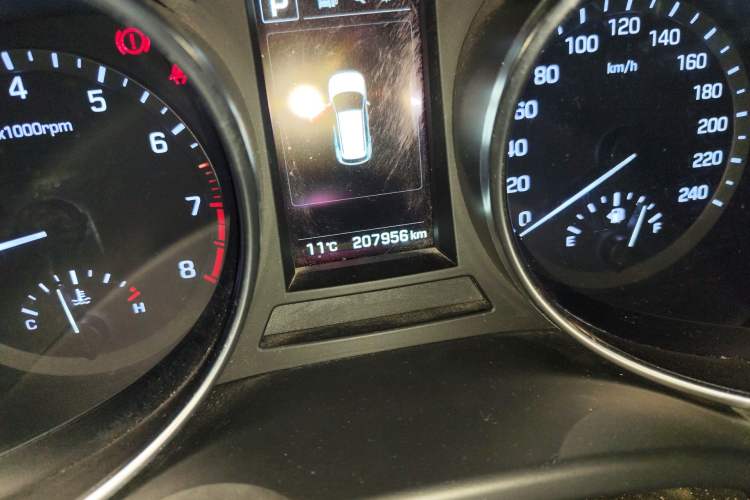 Used Hyundai Santa Fe 2017 2.0T Automatic All-Wheel Drive Smart 7-Seater Odometer Close Up