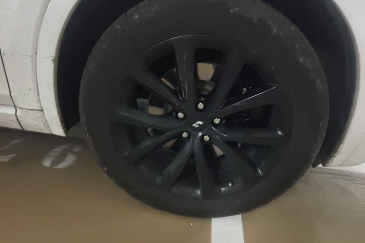 Used Li Auto ONE 2020 Extended-Range 6-Seater Version Right Front Wheel Hub