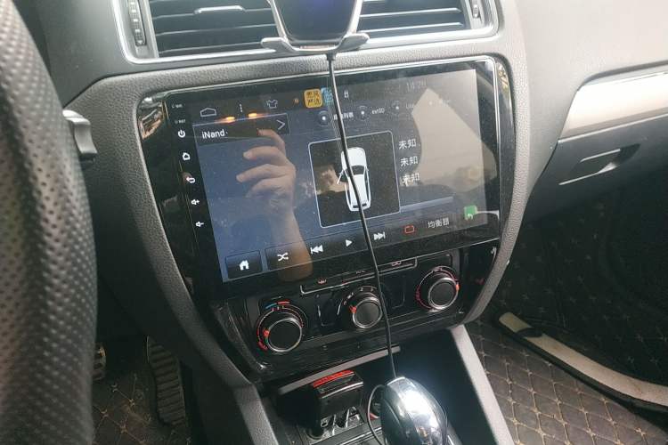 Used Volkswagen Sagitar 2018 1.6L Automatic Fashion Model Audio And AC Panel