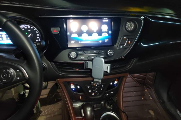 Used Buick Envision 2018 20T Two-Wheel Drive Luxury Model Audio And AC Panel