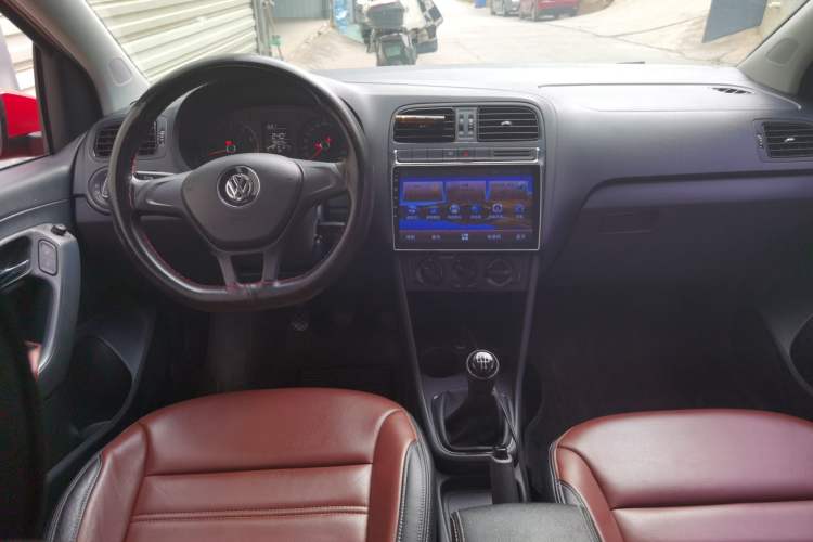 Used Volkswagen Polo 2016 1.4L Manual Fashion Model Center Console