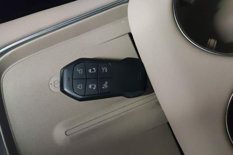 Used XPeng X9 2024 610 Long-Range Pro Interior 1