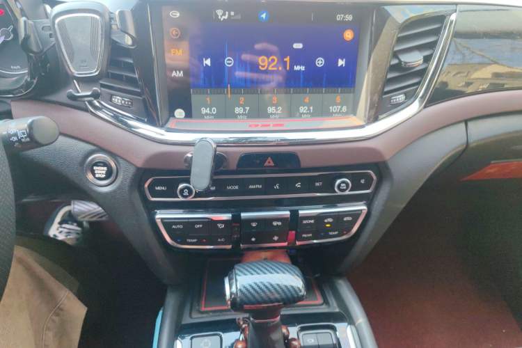 Used GAC Trumpchi GS8 2017 320T Two-Wheel Drive Luxury Smart Connectivity Version (7 Seats) Audio And AC Panel