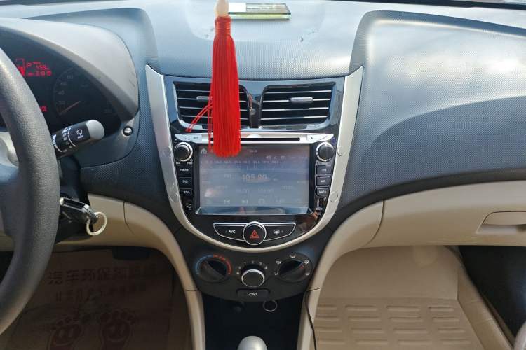 Used Hyundai Verna (older generation) 2014 1.4L Automatic Smart GLS Audio And AC Panel