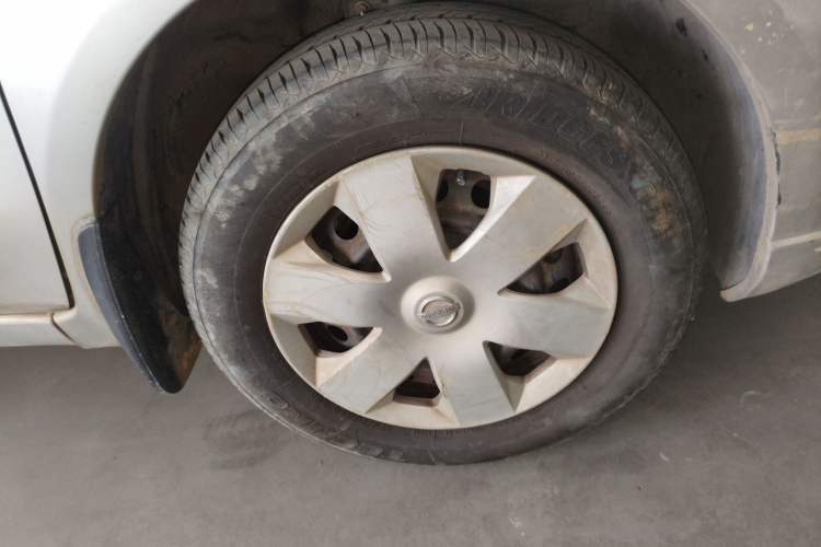 Used Nissan Livina 2010 Jingyue Edition 1.6L Manual All-Around Model Right Front Wheel Hub