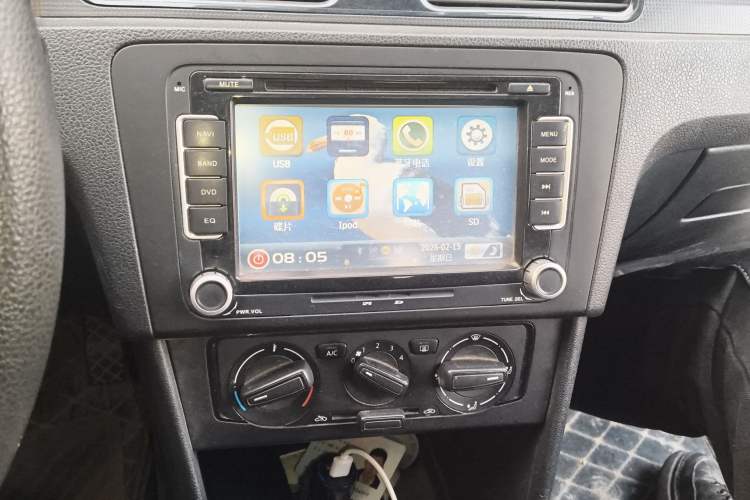 Used Volkswagen Santana 2013 1.6L Automatic Fashion Edition Audio And AC Panel