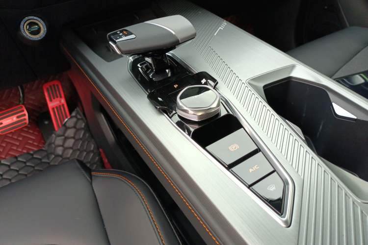 Used CHANGAN OSHAN Z6 2023 Blue Whale 1.5T DCT Smart Navigation Model Gear Lever