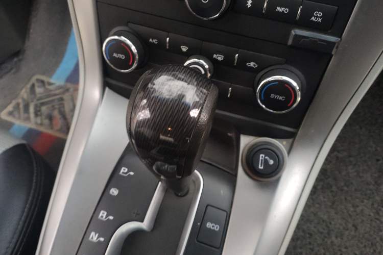 Used Chevrolet Captiva 2012 2.4L 4x4 Luxury Edition 5 Seats Gear Lever