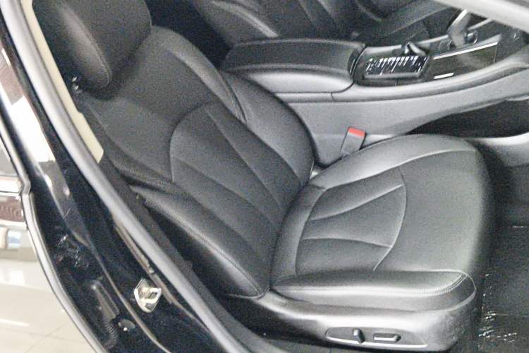 Used Buick LaCrosse 2019 28T Luxury Version Right Front Seat