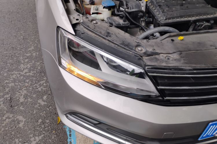 Used Volkswagen Sagitar 2015 1.6L Manual Comfort Model Right Front Headlight