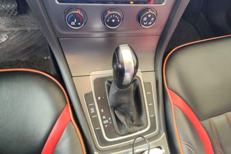 Used Volkswagen Golf 2016 180TSI Automatic Comfort Model Gear Lever