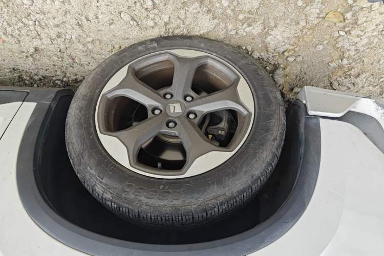 Used Baojun RM-5 2019 1.5T CVT 24-Hour Online Prestige Version 5 Seats Left Front Wheel Hub