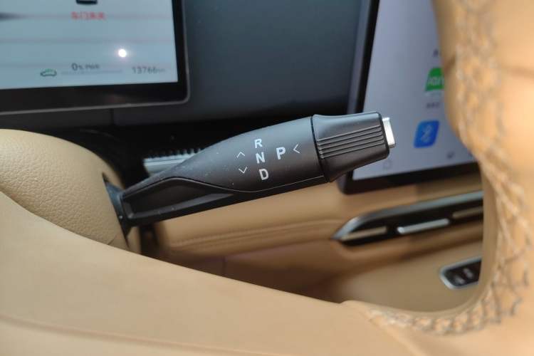 Used VOYAH Dream 2025 PHEV Four-Wheel Drive Prestige Qiankun Edition Gear Lever