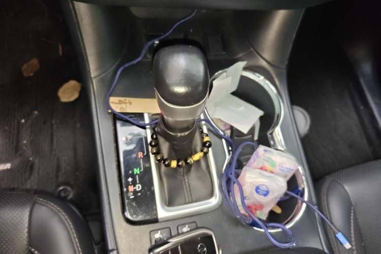 Used Toyota Highlander 2018 2.0T Two-Wheel-Drive Luxury Edition 7 Seats Emission Standard China V Gear Lever