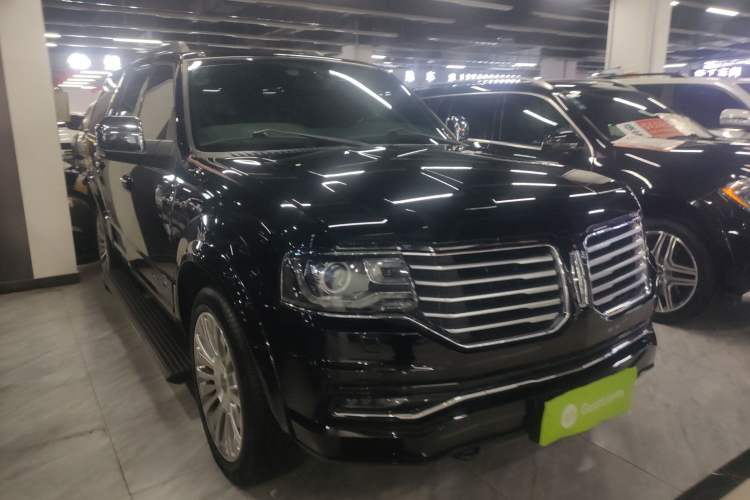 Used Lincoln Navigator 2016 3.5T AWD Front Right 45 Deg