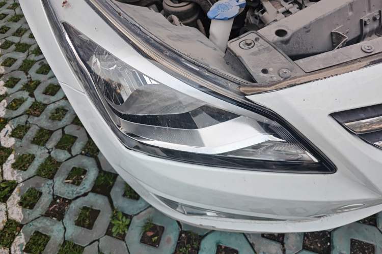 Used Hyundai Verna (older generation) 2014 1.4L Automatic Smart GLS Right Front Headlight