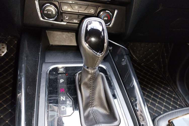 Used Dongfeng Fengon S560 2019 1.8L CVT Elite Model Gear Lever