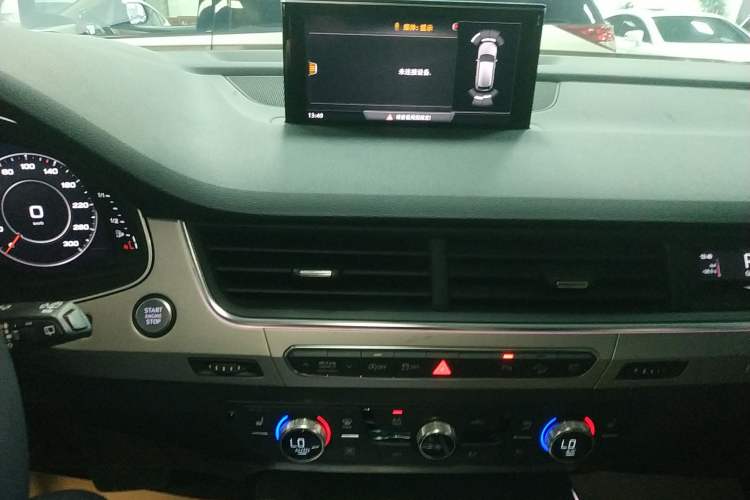 Used Audi Q7 2018 40 TFSI Comfort Model Audio And AC Panel