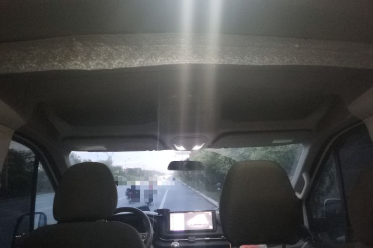 Used SAIC MAXUS Xintu V90 2024 ZhiJie 2.0T Manual Front-Wheel-Drive Short Wheelbase Mid-Roof Design with Single Rear Tire—5/6 Seater