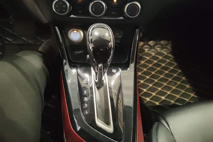 Used Nissan Lannia 2016 1.6L CVT Smart Cool Edition Gear Lever