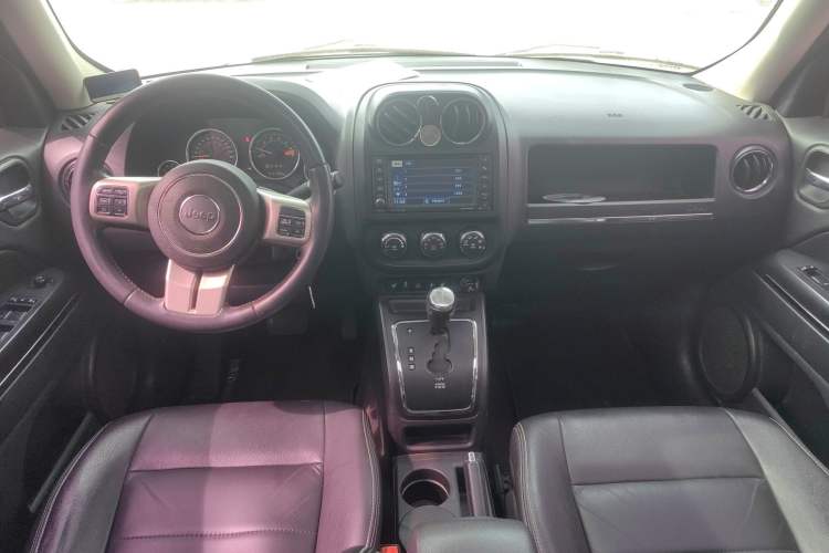 Used Jeep Patriot 2015 2.4L Luxury Navigation Edition Center Console