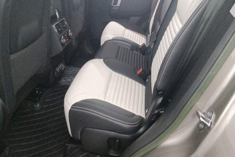 Used Land Rover Discovery 2023 Revised Version 360 PS R-Dynamic S Left Rear Seat