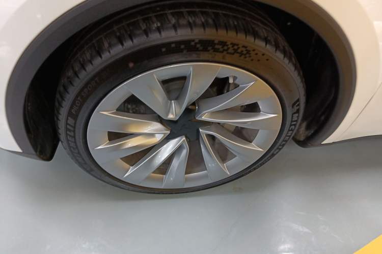 Used Tesla Model Y 2025 Long-Range All-Wheel-Drive Version