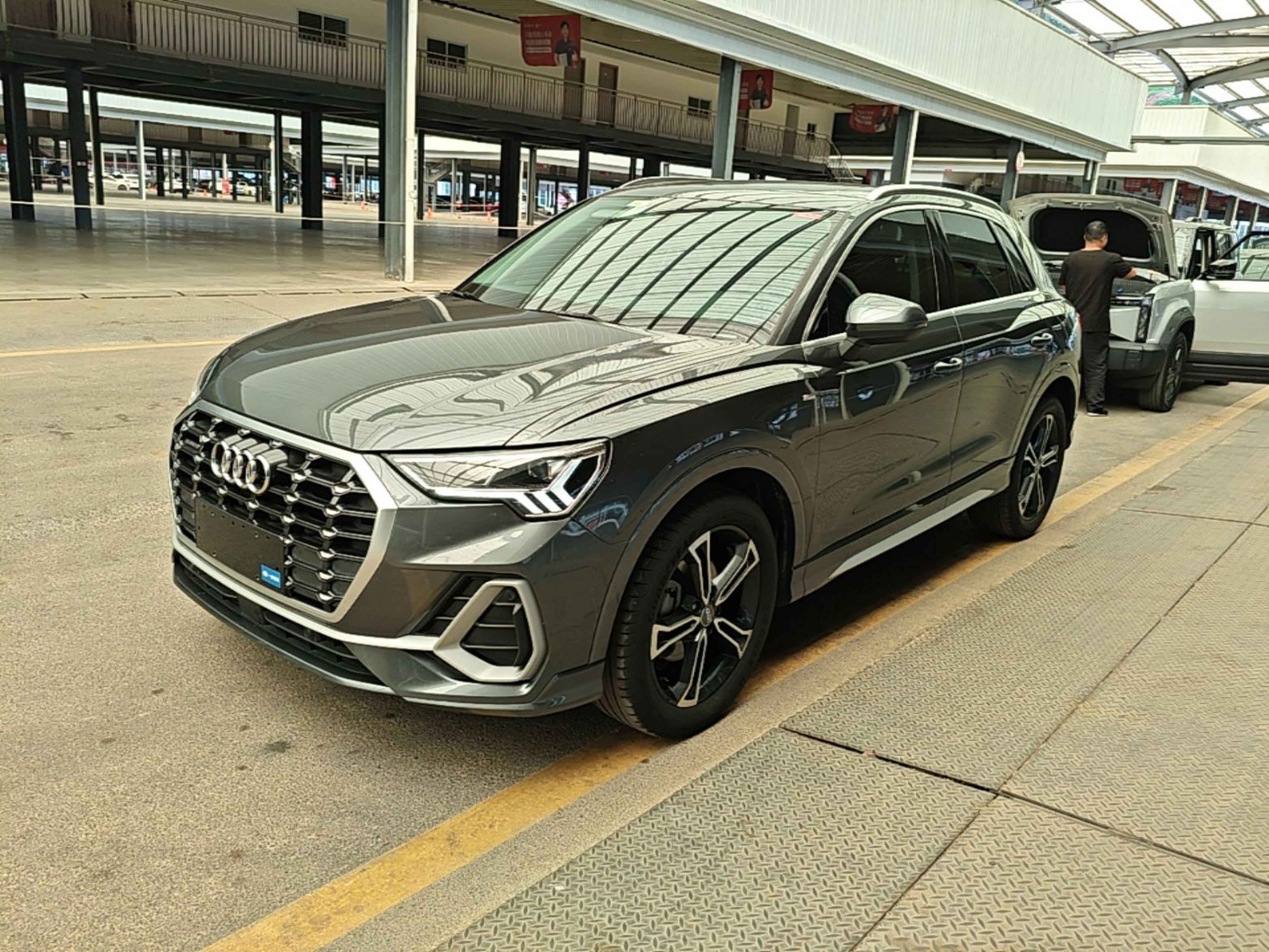 Под передней частью автомобиля