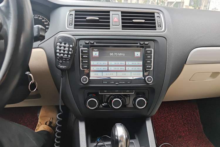 Used Volkswagen Sagitar 2012 1.6L Automatic Comfort Edition Audio And AC Panel