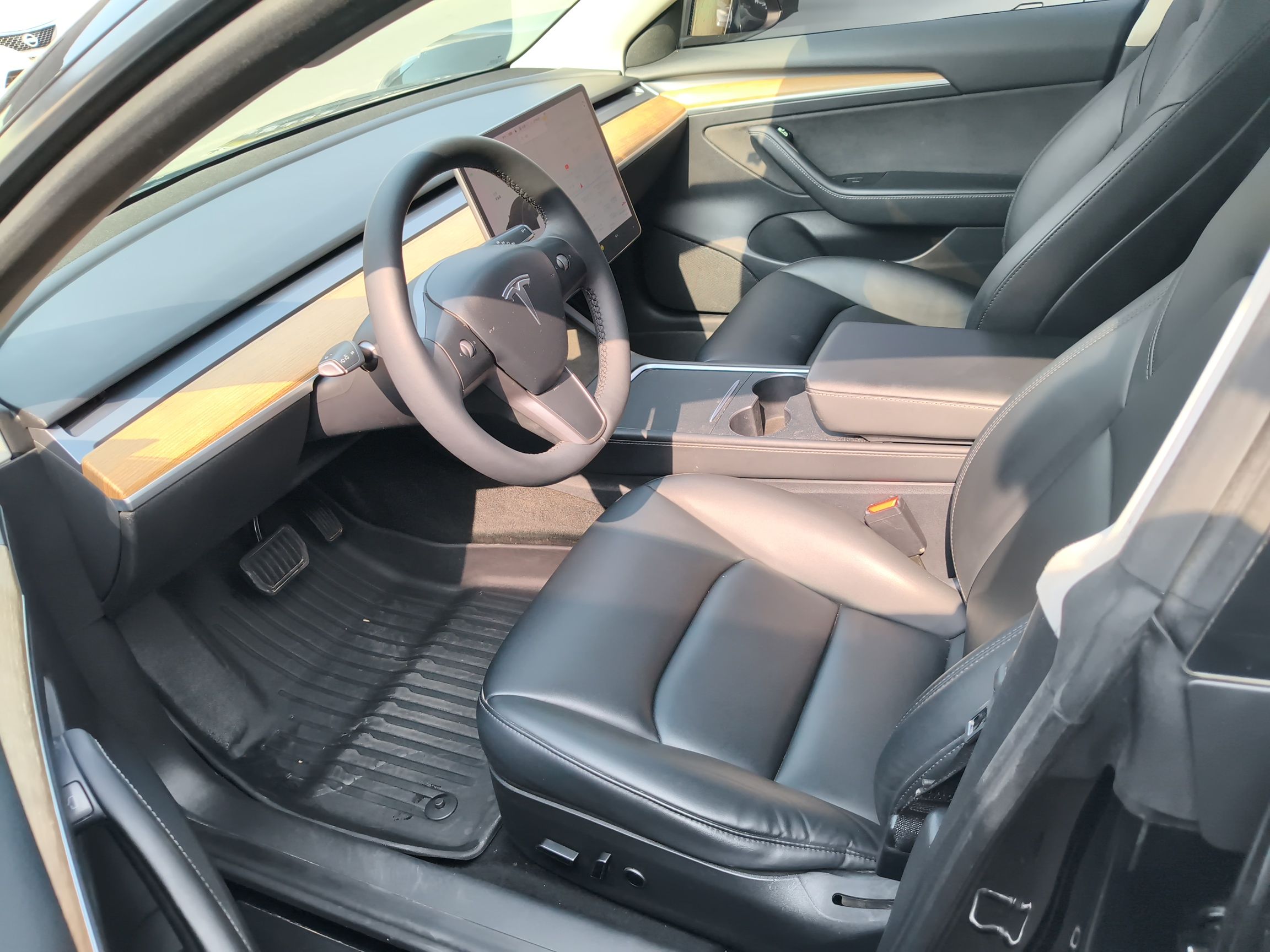 المقاعد الأمامية داخل السيارة