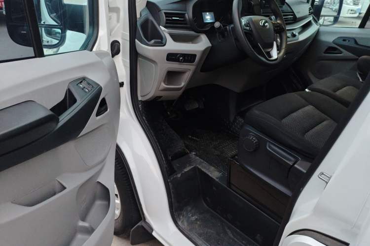 Used SAIC MAXUS Xintu V90 2022 2.0T Automatic Zhiyun King Rear-Drive Long Wheelbase High-Roof Design with Single Rear Tire—6/7 Seater
