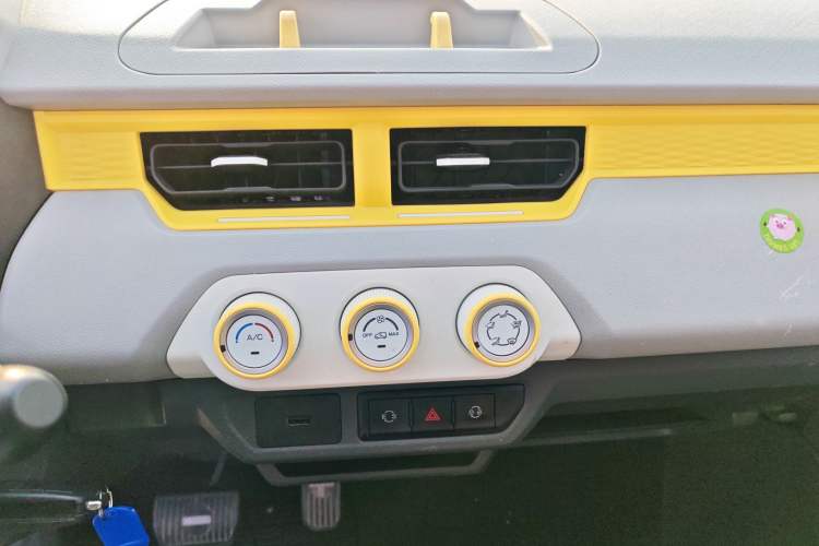 Used Chery QQ Ice Cream 2022 170km Sundae Phosphate Lithium-Ion