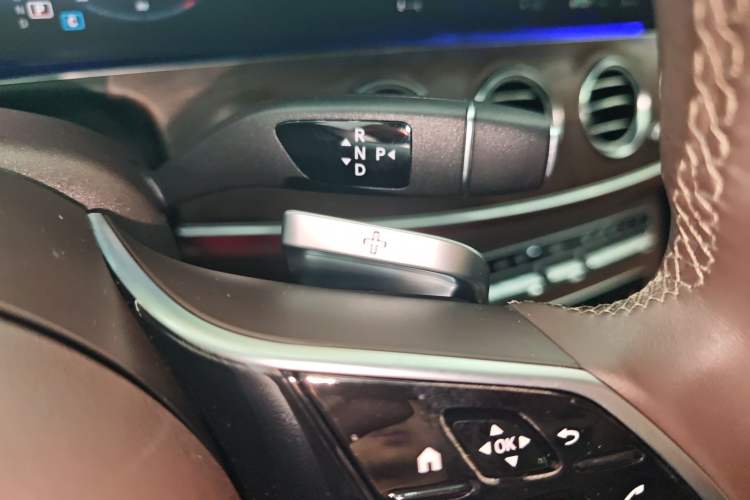 Used Mercedes-Benz E-Class 2023 Updated E 300 L Fashion Edition Gear Lever