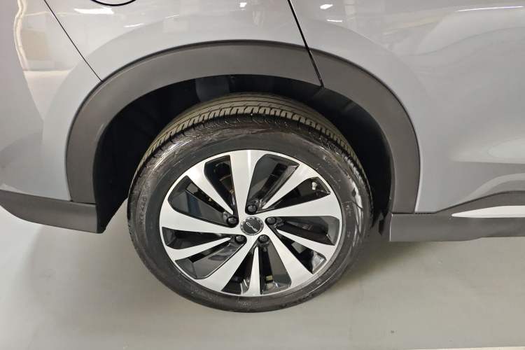 Used BYD Song PLUS New Energy 2024 HONOR Edition DM-i 150km Flagship PLUS Right Rear Wheel Hub