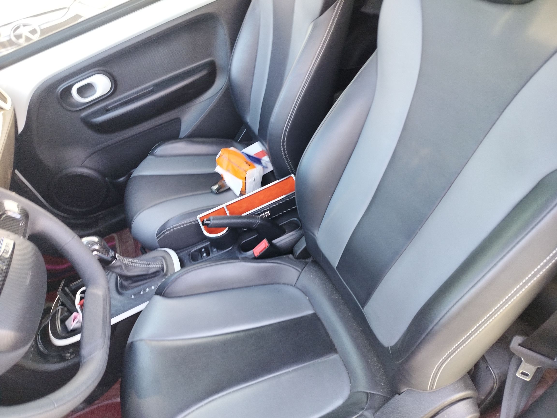 المقاعد الأمامية داخل السيارة