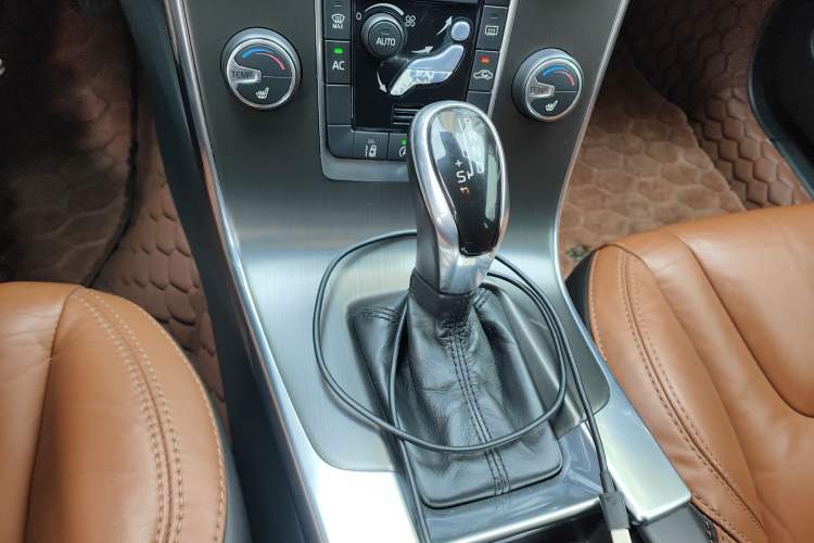 Used Volvo V60 2014 T5 Zhiya Edition
