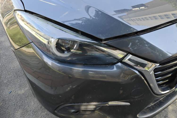 Used Mazda 3 Axela 2017 Hatchback 2.0L Automatic Sport Model China V Emission Standard Right Front Headlight