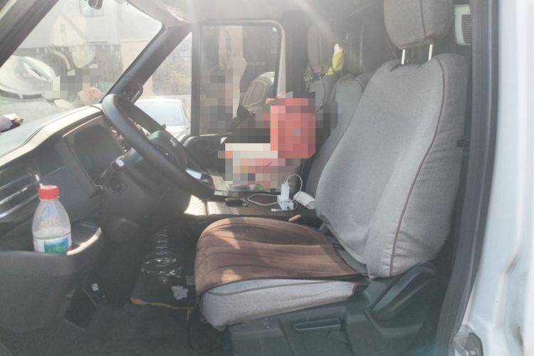 Used JMC Fushun 2023 2.0T Automatic Long-Wheelbase Mid-to-High Roof Commercial Van-Type Transport Vehicle – 2/3 Seats
