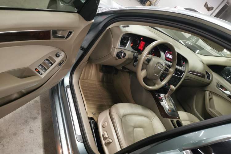 Used Audi A4L 2012 2.0 TFSI automatic Comfort trim level Driver Seat