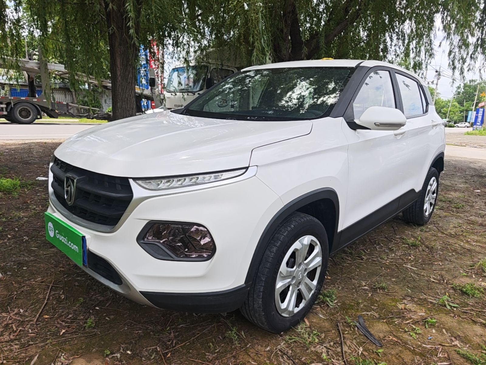 Под передней частью автомобиля