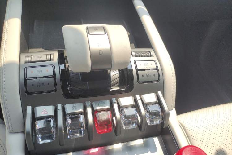 Used Formula Leopard Titanium 3 2025 501KM All-Wheel Drive Intelligent Driving Ultra Version Gear Lever