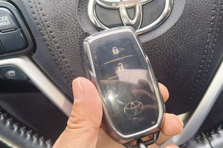 Used Toyota Highlander 2017 2.0T Four-Wheel Drive Luxury Edition 7 Seats Vehicle Key