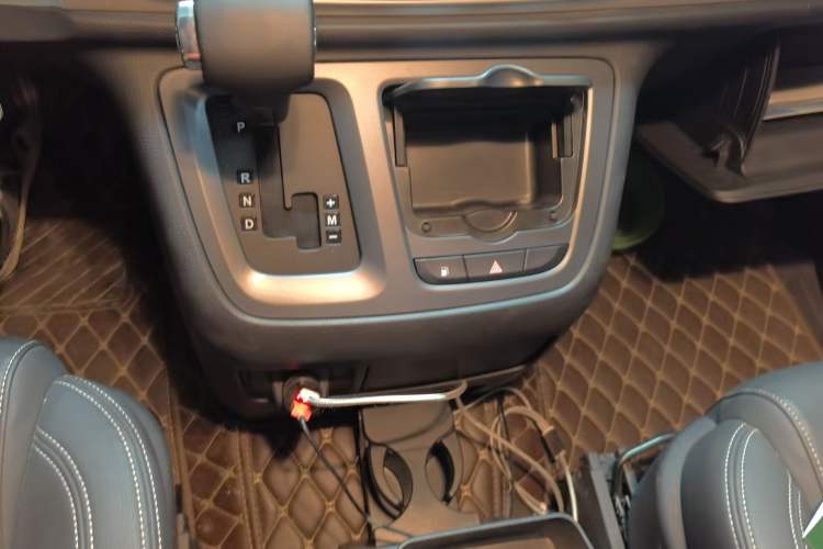 Used SAIC MAXUS G10 2016 2.0T Automatic Elite Edition Gear Lever