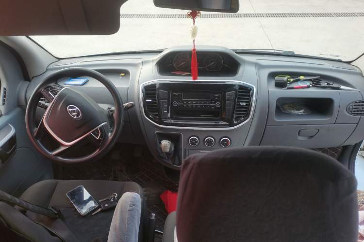 Used SAIC MAXUS Xintu V80 2018 2.5T 6-Speed Manual Aoyuntong Short Wheelbase Mid-Height 5-6 Seater