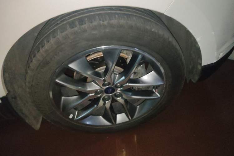 Used Ford Edge 2016 EcoBoost 330 V6 Four-Wheel-Drive Flagship Model with 7 Seats Right Front Wheel Hub