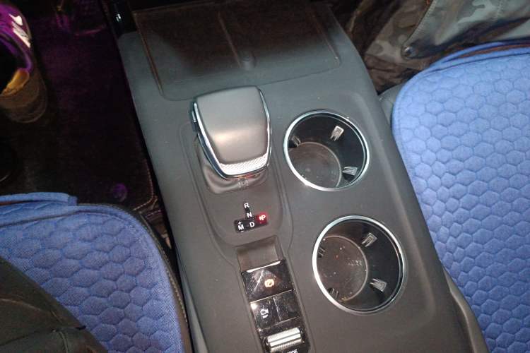 Used Hongqi HS3 2023 1.5T Two-Wheel Drive Shanwei Edition Gear Lever