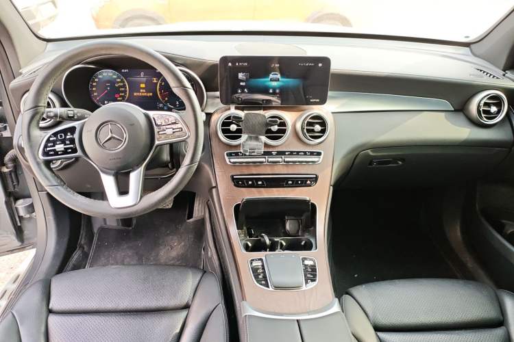 Used Mercedes-Benz GLC 2020 Facelift GLC 300 L 4MATIC Dynamic Edition Center Console