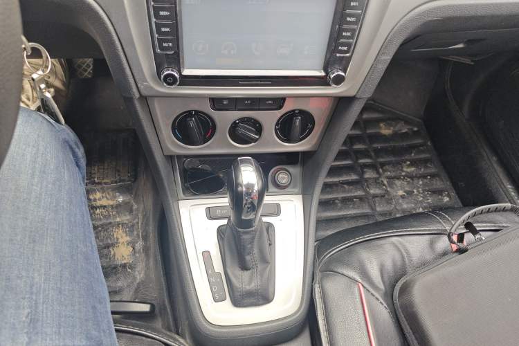 Used Volkswagen Lavida 2013 Revised Classic 1.6L Automatic Fashion Edition Gear Lever