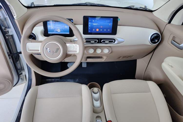 Used Wuling Hongguang MINIEV 2025 Four-Door Version Zhenxiang+ Edition Center Console